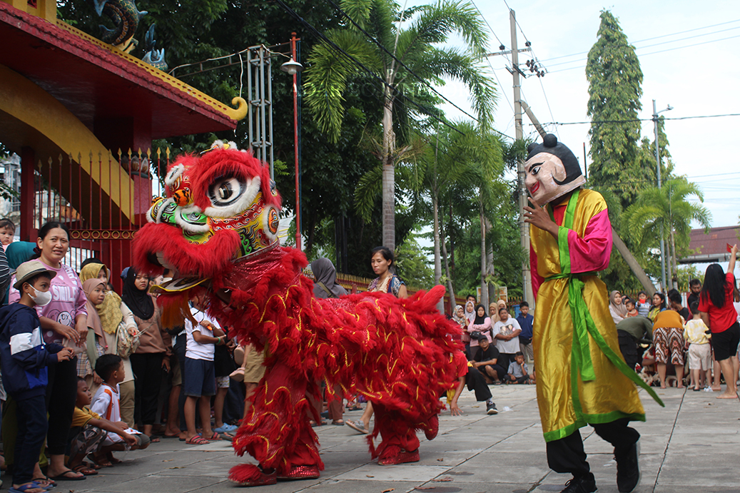 JADI TONTONAN: Pertunjukan barongsai dan liong digelar di halaman Kelenteng sejak pukul 16.00 usai doa bersama jelang pergantian tahun di Kelenteng Hok Swie Bio. (DHANI WAHYU ALFIANSYAH/RADAR BOJONEGO