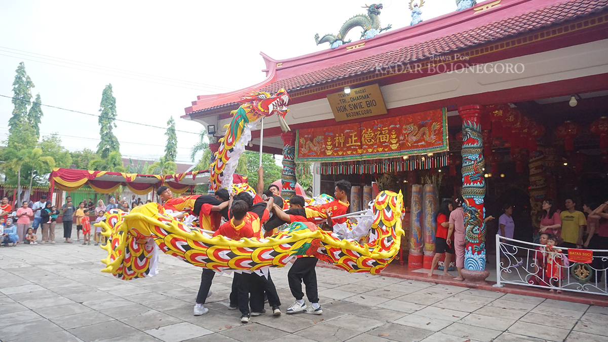 JADI TONTONAN: Pertunjukan barongsai dan liong digelar di halaman Kelenteng sejak pukul 16.00 usai doa bersama jelang pergantian tahun di Kelenteng Hok Swie Bio. (YUAN EDO/RADAR BOJONEGORO)