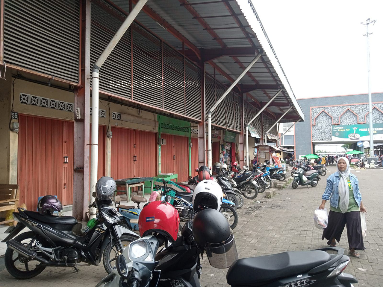 SEPI: Ada puluhan kios dan los di Pasar Rakyat Sido Makmur Blora tutup. Lantaran semakin sepi yang mengakibatkan omzet menurun. (RAHUL OSCARRA DUTA/RADAR BOJONEGORO)