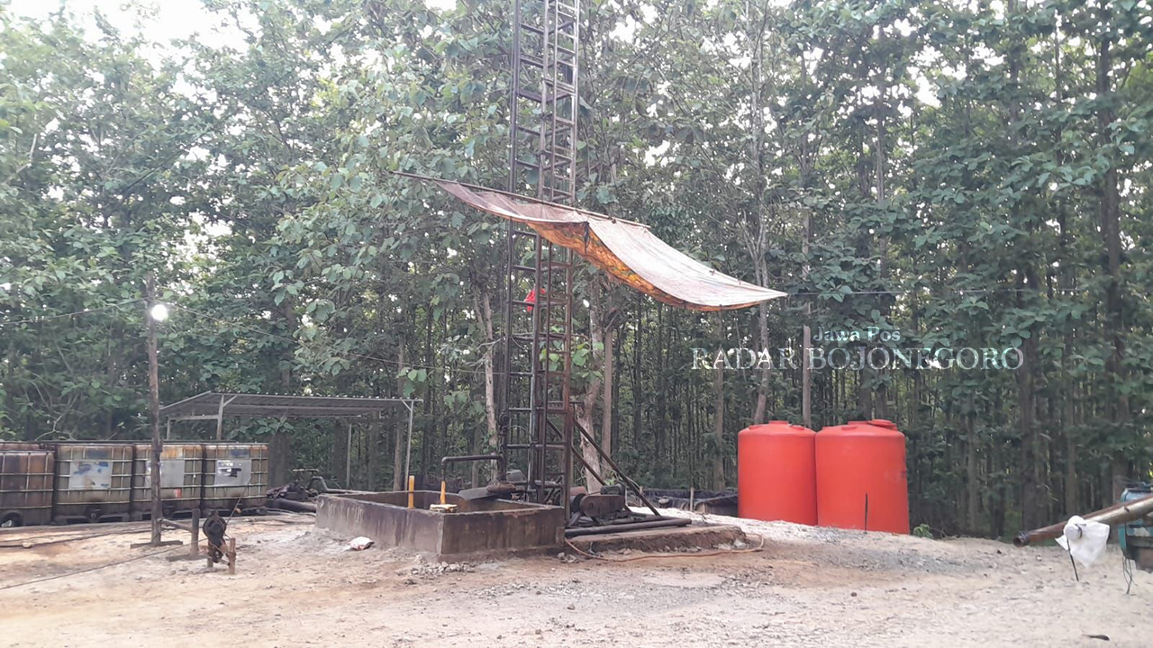 SUMUR MINYAK TUA: Salah satu sumur minyak tua di Lapangan Ledok yang dikelola oleh PT BPE bersama dengan PPMSTL. (RAHUL OSCARRA DUTA/RADAR BOJONEGORO)