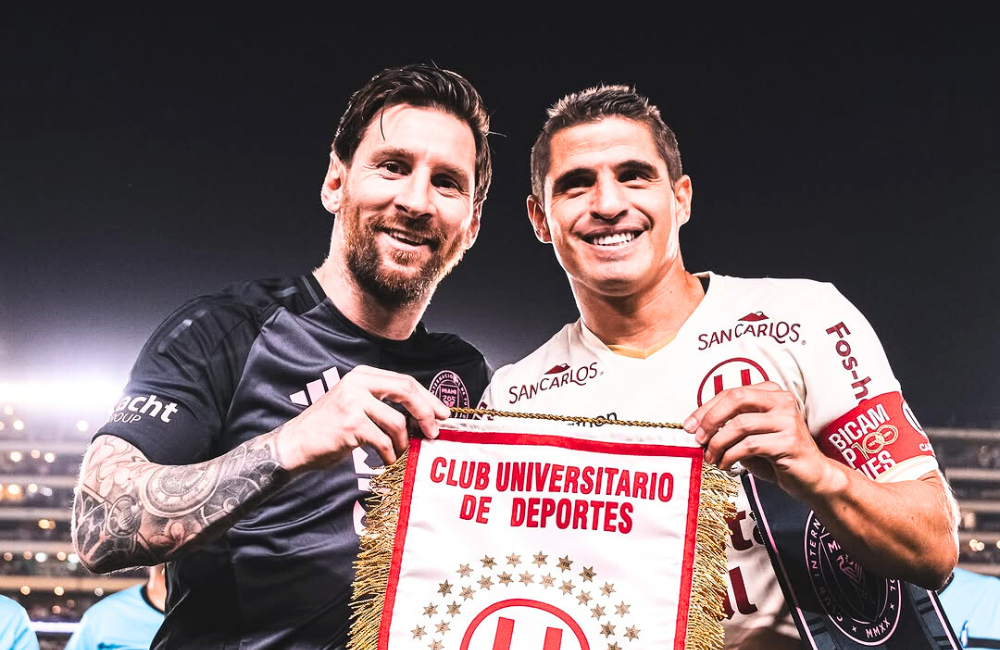 Lionel Messi berfoto saat uji coba dengan Universitario pada Kamis (30/1) pagi.