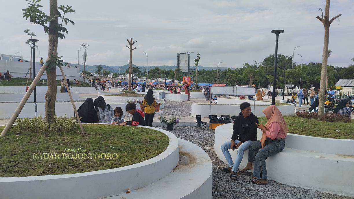 MULAI RAMAI: Taman Jembatan Kanor-Rengel (Kare) di Desa Semambung, Kecamatan Kanor mulai dipadati pengunjung. (DHANI WAHYU ALFIANSYAH/RADAR BOJONEGORO)