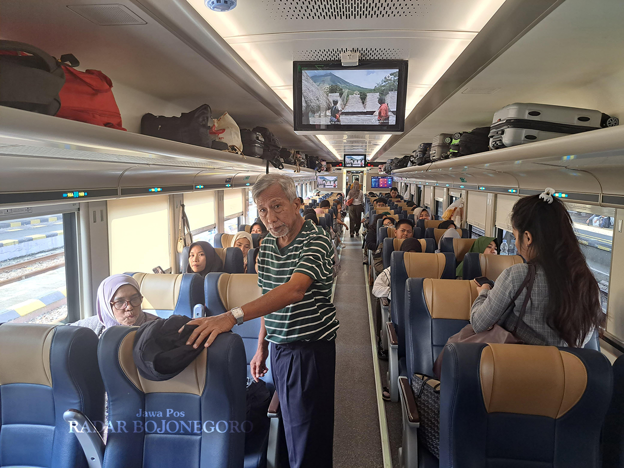 PENUMPANG: Ratusan penumpang datang dan berangkat dari Stasiun Bojonegoro. Penumpang didominasi tujuan Jakarta, Bandung, dan Semarang. (ISTIMEWA/RADAR BOJONEGORO)