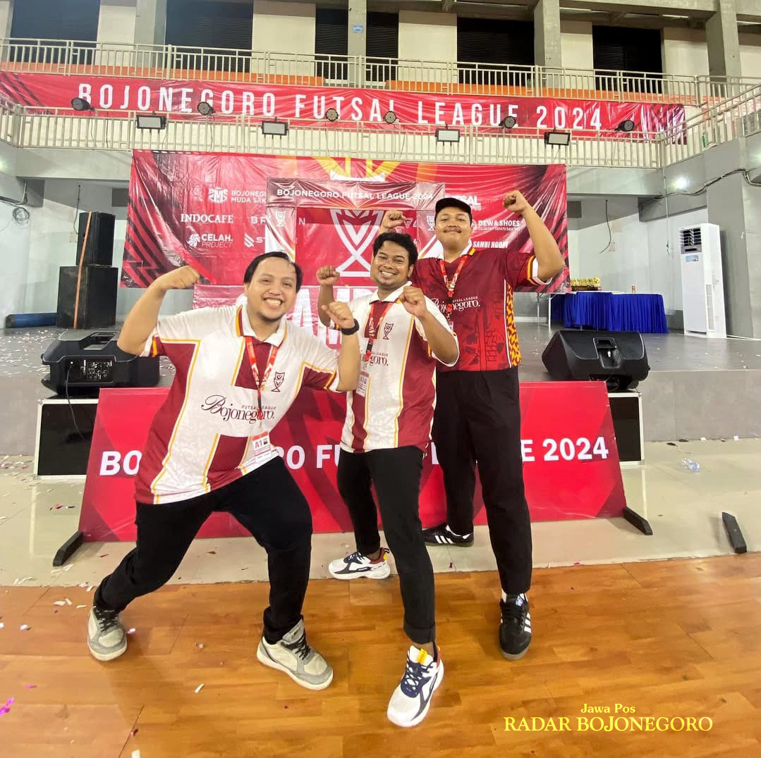KOMPAK: Anggoro Kurnia Darmawan (tengah) bersama Fahmi Amiruddin (kanan) dan Marshal Sundawa menjaga kekompakan selama menggelar Bojonegoro Futsal League. (ISTIMEWA/RADAR BOJONEGORO)