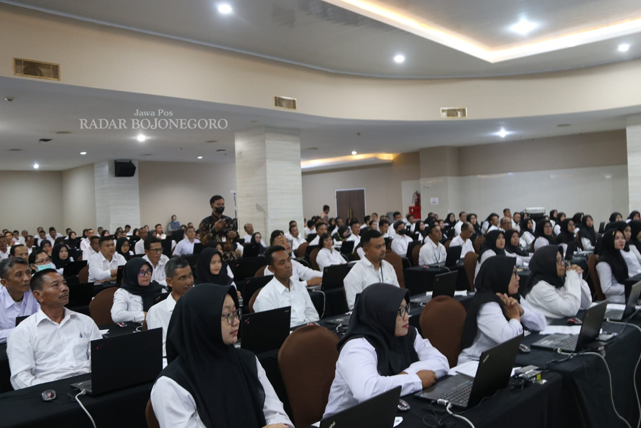 FOKUS: Para peserta PPPK tahap satu Kabupaten Blora fokus mendengarkan instruksi dari panitia sebelum mengerjakan tes CAT di Semarang pada akhir tahun lalu. (ISTIMEWA/RADAR BOJONEGORO)