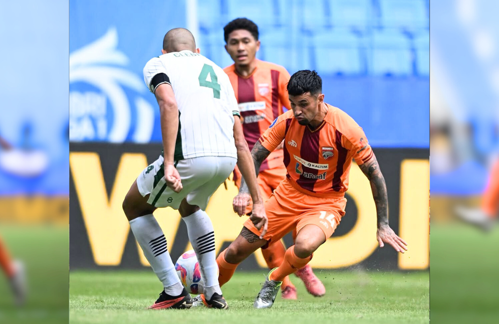 Stefano Lilipaly saat berduel dengan pemain PSS Sleman di Stadion Batakan pada Minggu (2/2).
