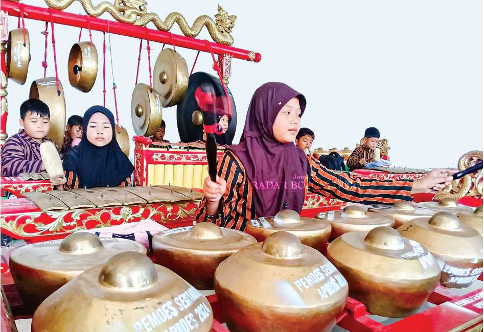 LESTARIKAN BUDAYA: Siswa-siswi SDN Semanding Bojonegoro memainkan karawitan, slah satu budaya warisan nusantara. (YANA DWI KURNIYA WATI/RADAR BOJONEGORO)
