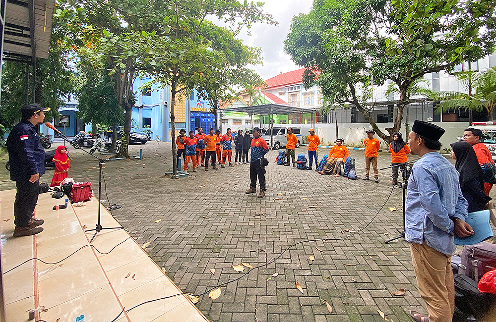 PEMBEKALAN: Tim SAR Muhammadiyah Bojonegoro lakukan pembekalan dan pelatihan penyelamatan kepada para anggota di halaman kantor PD Muhammadiyah Bojonegoro.