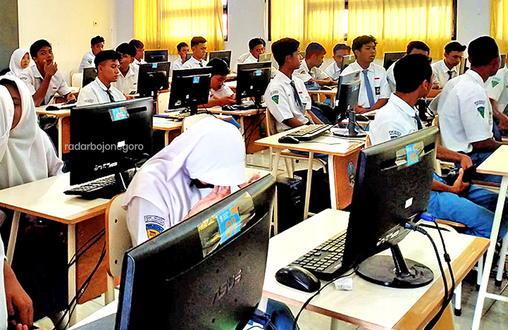 Siswa Sekolah Menengah Atas ketika menyelenggarakan Tryout UTBK SNBT Radar Bojonegoro pada Februari 2024.