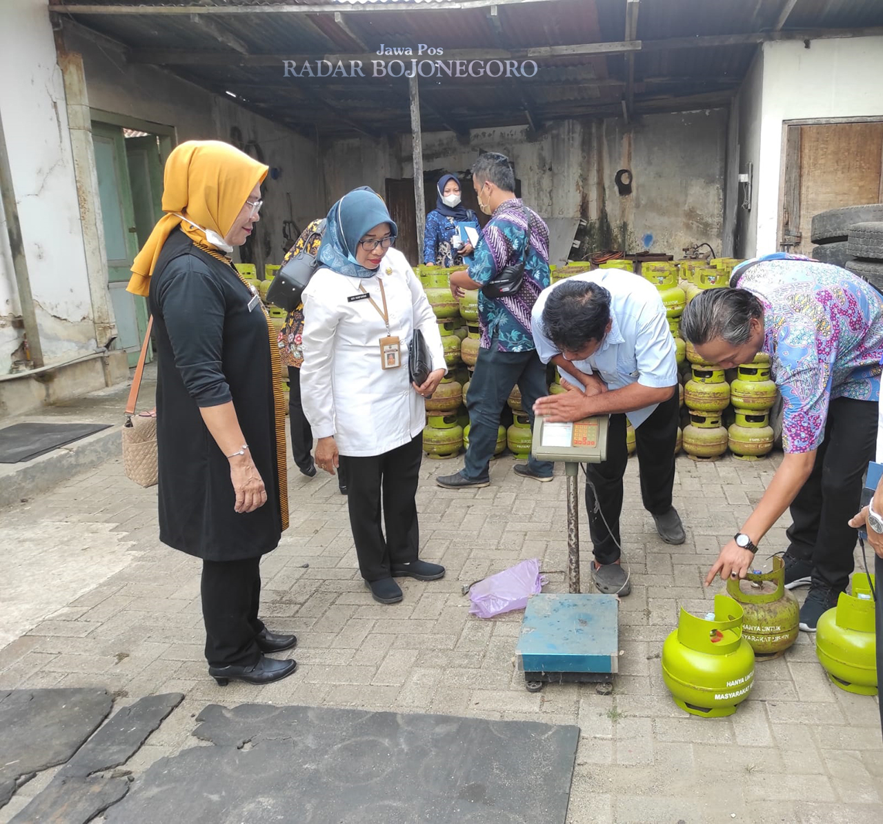 PENGECEKAN: Pegawai Dindagkop UKM Blora melakukan pengecekan tabung elpiji di salah satu pangkalan di Kecamatan Blora. (M. LUKMAN HAKIM/RADAR BOJONEGORO)