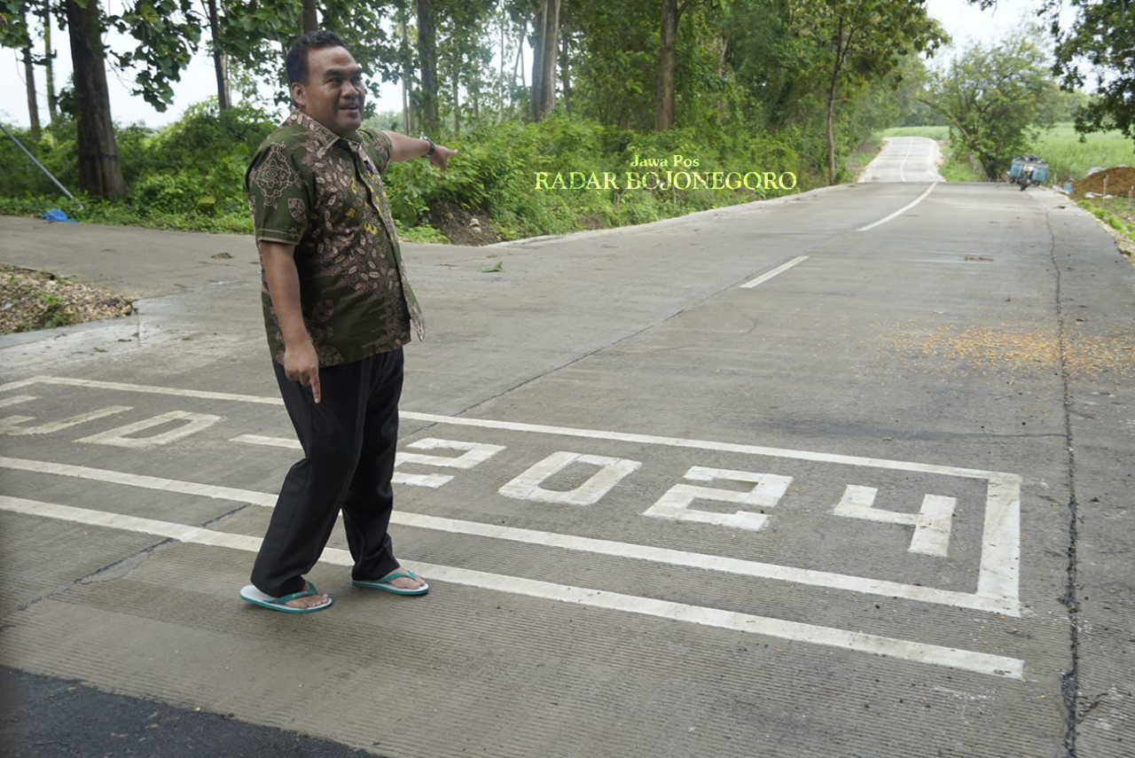 TINJAU LOKASI: Bupati Blora Arief Rohman meninjau ruas jalan kabupaten Randublatung-Getas sekaligus jalan penghubung Blora-Ngawi yang sudah mulus. (ISTIMEWA/RADAR BOJONEGORO)