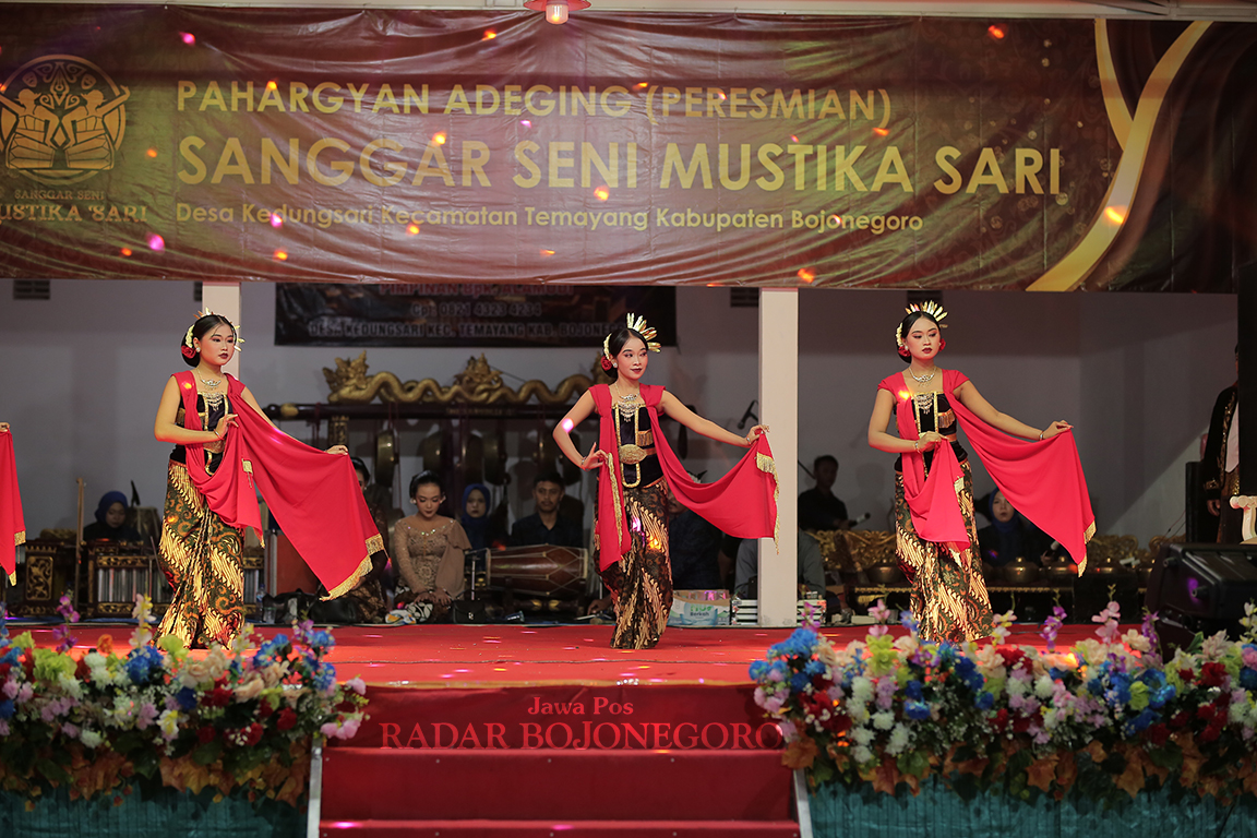 LESTARIKAN BUDAYA: Sanggar Mustika saat tampil di salah satu acara di Kecamatan Temayang. (IST/RADAR BOJONEGORO)