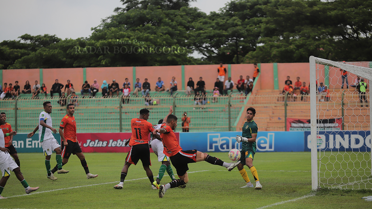 CURI POIN: Skuad Persibo saat menjamu Persewar di kandang berhasil mencuri poin. Pada laga selanjutnya bakal menurunkan Diandra Diaz, Amir Hamzah, dan Enzo Celestine pada laga kontra Persekat Tegal.
