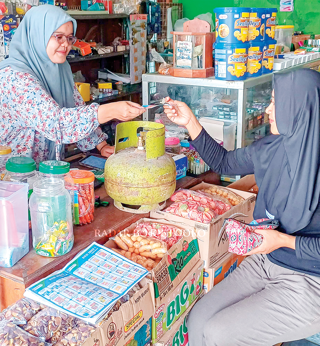 LANGKA: Warga membeli gas elpiji 3 kilogram di salah satu toko. Kelangkaan di lapangan sejak terjadi kenaikan harga. (YANA DWI KURNIYA WATI/RADAR BOJONEGORO)