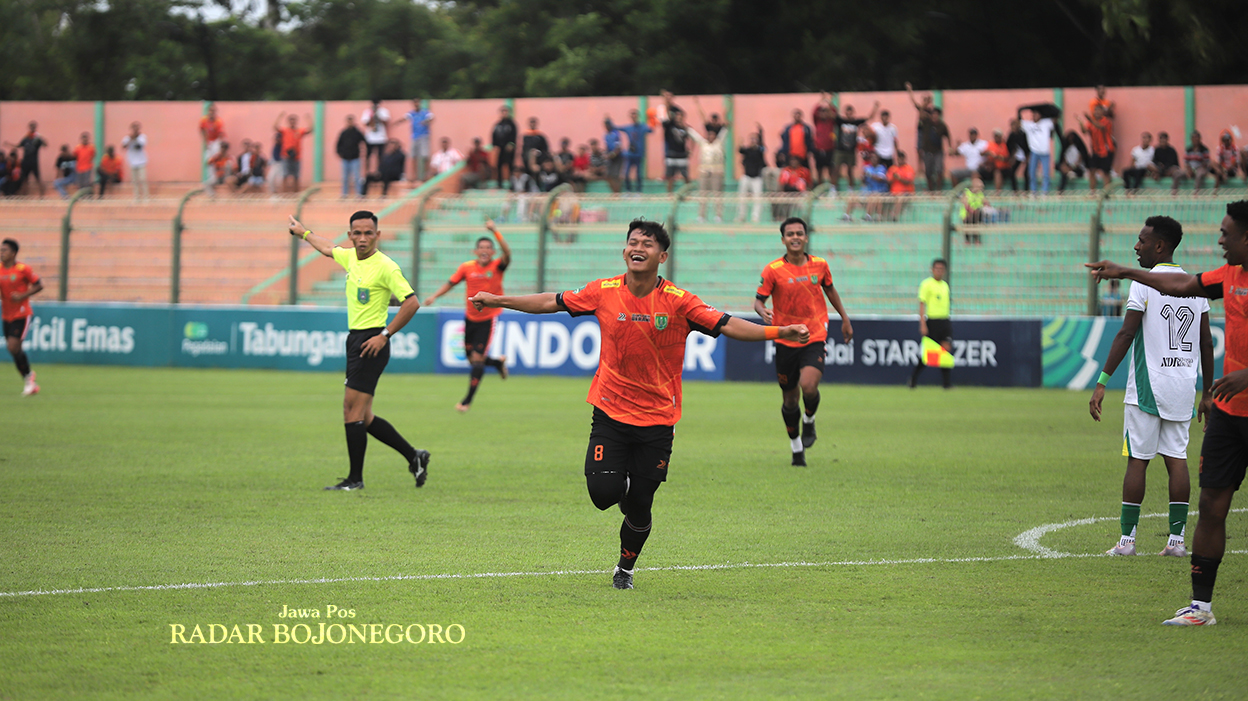 BRACE: Nugroho Santoso dua kali bobol gawang Persewar Waropen saat laga kandang di Stadion Letjen Sudirman (SLS) pada Jumat lalu (31/1). (YUAN EDO RAMADHANA/RADAR BOJONEGORO)