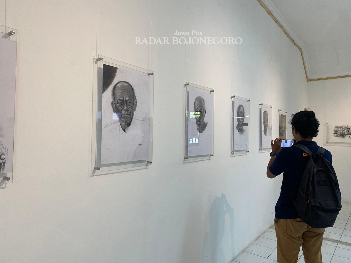 PAMERAN: Tembok di Ruang Blora Creative Space (BCS) telah terpajang 29 sketsa wajah Pramoedya Ananta Toer. (M. LUKMAN HAKIM/RADAR BOJONEGORO)