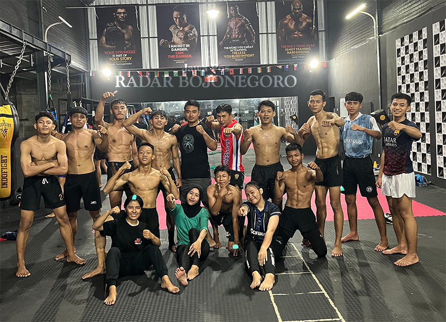 KEKAR: Pemuda bertubuh kekar usai latihan di Sasana Olaharaga Tarung di Desa Mojodeso, Kecamatan Kapas (DHANI WAHYU ALNFIANSYAH/RADAR BOJONEGORO)