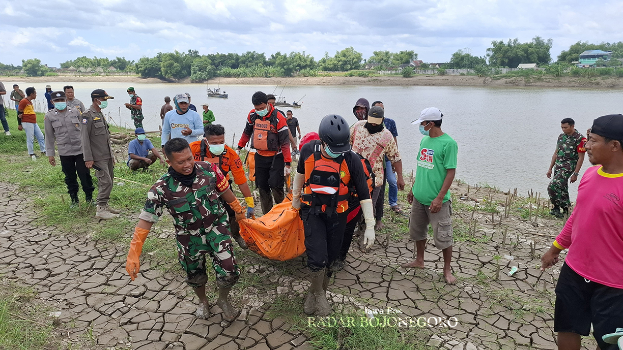 DIEVAKUASI: Petugas mengevakuasi korban tenggelam di Bengawan Solo di sekitar selatan Jembatan Kanor-Rengel kemarin (5/2) (DHANI WAHYU ALFIANSYAH/RADAR BOJONEGORO)