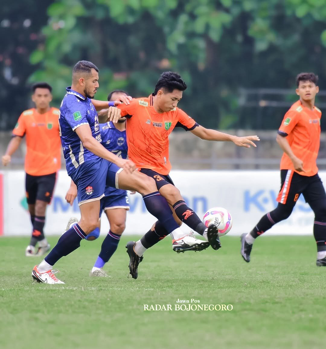GAGAL: Persibo gagal meraih puncak klasemen sementara grup J playoff degradasi Liga 2, karena kalah 0-2 dari Persekat Tegal pada laga di Stadion Tri Sanja Slawi kemarin (5/2). (ISTIMEWA/RADAR BOJONEGO