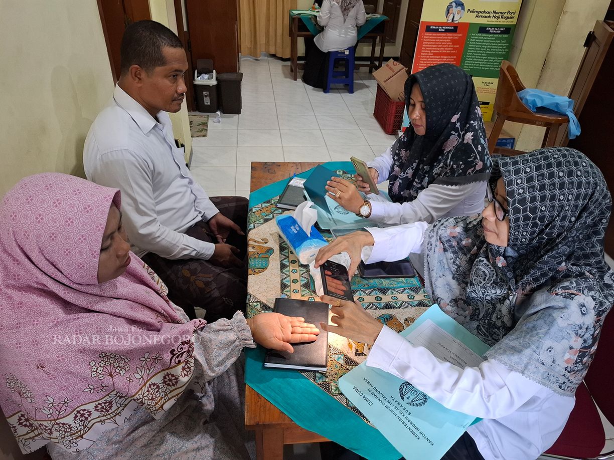 ADMINISTRASI: CJH Bojonegoro sedang mengurus adminitrasi untuk pemberangkatan ke Tanah Suci tahun ini. (DEWI SAFITRI/RADAR BOJONEGORO)