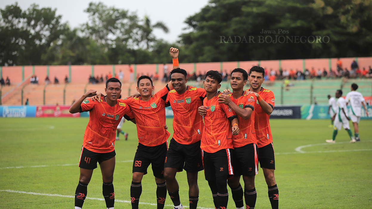TETAP FOKUS: Skuad Persibo tetap fokus menghadapi sisa empat laga playoff degradasi Liga 2. Saat ini, Persibo berada di peringkat ketiga pada klasemen Grup J. (YUAN EDO RAMADHANA/RADAR BOJONEGORO)