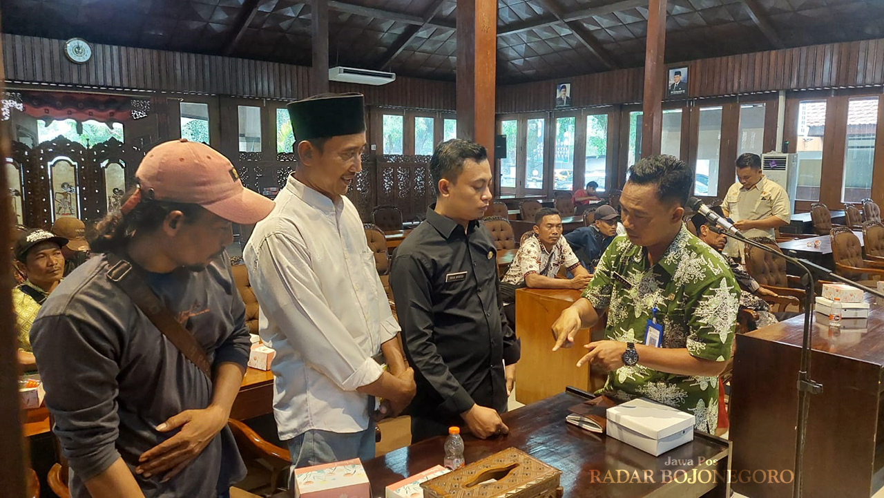 AUDIENSI: Warga Desa Karanganyar, Kecamatan Todanan wadul DPRD Blora untuk beraudiensi dengan pihak kontraktor proyek Bendungan Cabean kemarin (6/2). (M. LUKMAN HAKIM/RADAR BOJONEGORO)
