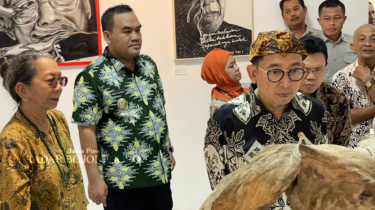 SEABAD PRAM: Menteri Kebudayaan RI Fadli Zon telah membuka Festival Seabad Pramoedya Ananta Toer di Blora kemarin (6/2). (RAHUL OSCARRA DUTA/RADAR BOJONEGORO)