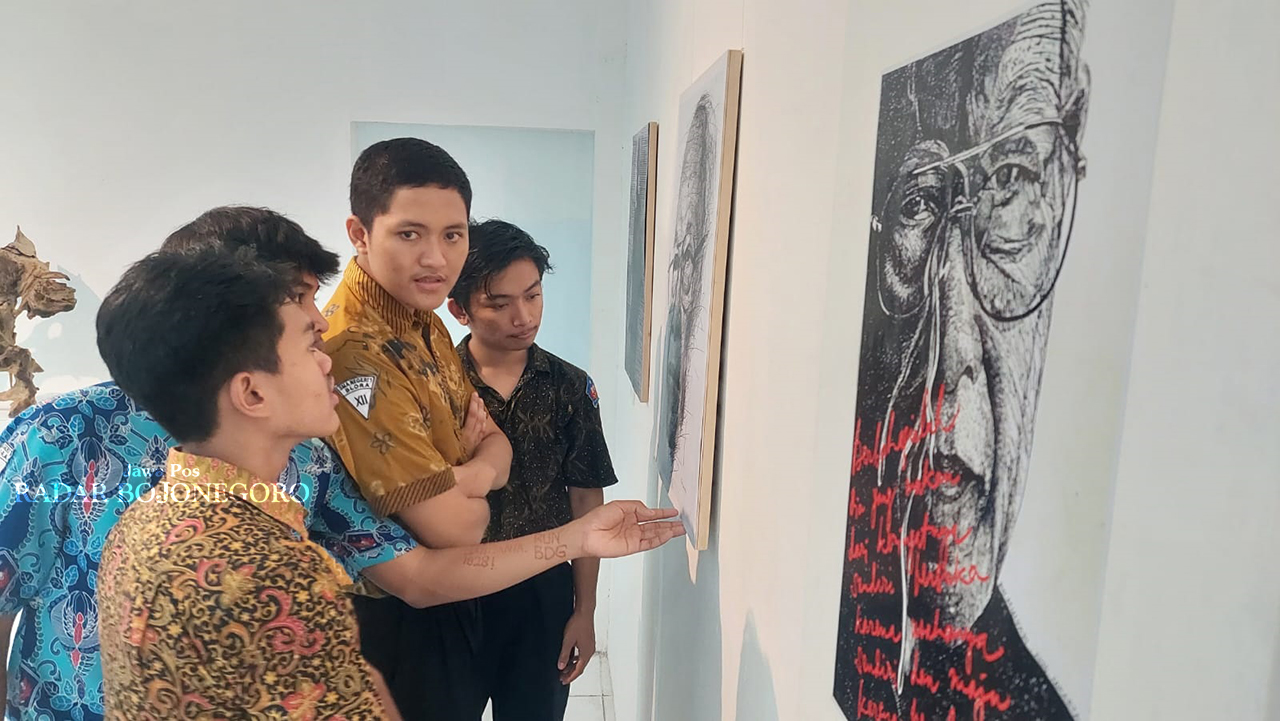 ANTUSIAS: Para pelajar Blora mengunjungi pameran sketsa Pram yang dipajang di Blora Creative Space (BCS) kemarin (7/2). (M. LUKMAN HAKIM/RADAR BOJONEGORO)