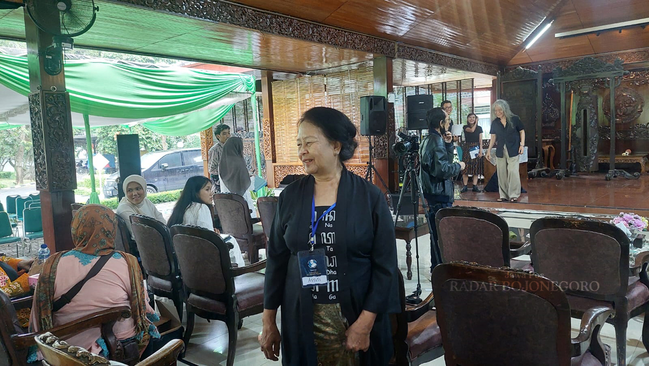 BERKESAN: Astuti Ananta Toer merasa berkesan dengan Festival Seabad Pram yang digelar di Kabupaten Blora pada 6-8 Februari. (M. LUKMAN HAKIM/RADAR BOJONEGORO)