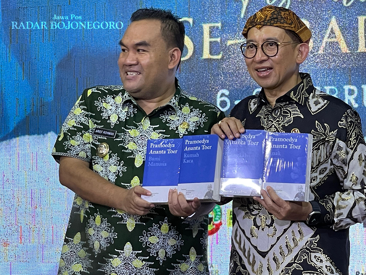TETRALOGI BURU: Bupati Blora Arief Rohman bersama Menteri Kebudayaan RI Fadli Zon buku tetralogi buru karya Pramoedya Ananta Toer. (RAHUL OSCARRA DUTA/RADAR BOJONEGORO)
