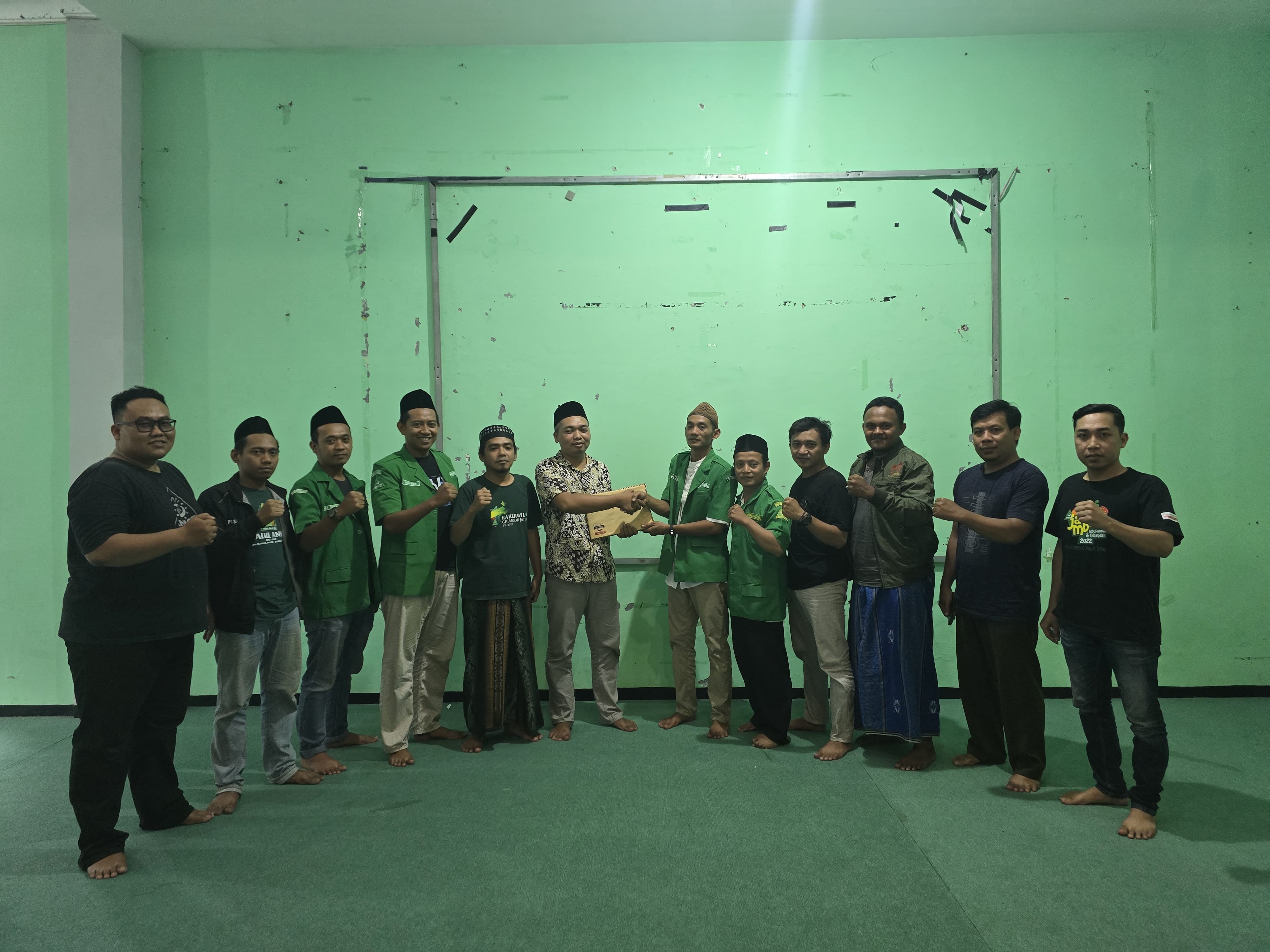 Muhammad Suaeb menyerahkan berkas pendaftaran dengan dikawal&nbsp;lima&nbsp;PAC. (ISTIMEWA/RADAR BOJONEGORO)