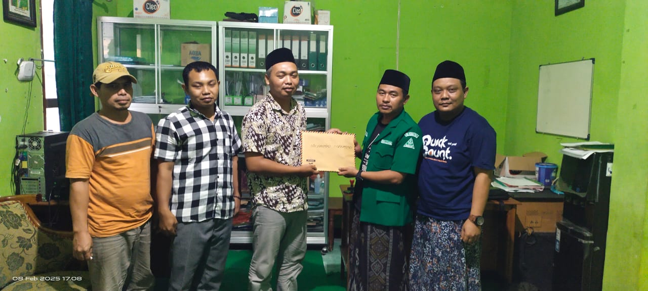 Moch Wahyudi menyerahkan berkas pendaftaran (ISTIMEWA/RADAR BOJONEGORO)