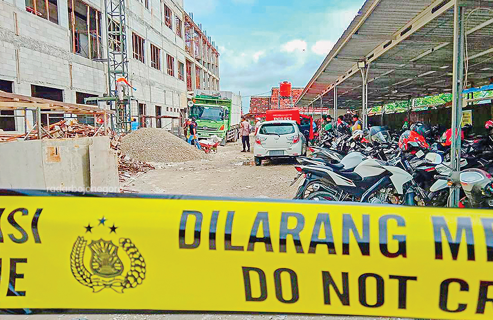 LAKA KERJA: Polisi memasang garis di lokasi terjadinya kecelakaan kerja di RS PKU Muhammadiyah Blora Sabtu (8/2) lalu.