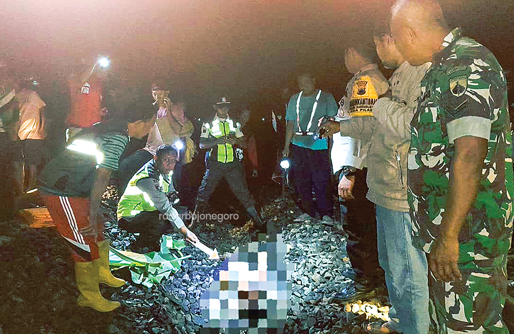 LAKA: Petugas mengevakuasi jasad wanita tua yang tersambar KA.