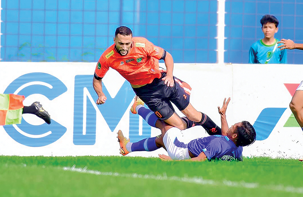 KALAH LAGI: Enzo Celestine ditekel bek Persiku Kudus Crah Angger saat laga tandang di Stadion Wergu Wetan kemarin (9/2). Persibo menelan kekalahan lagi dengan skor 1-0.