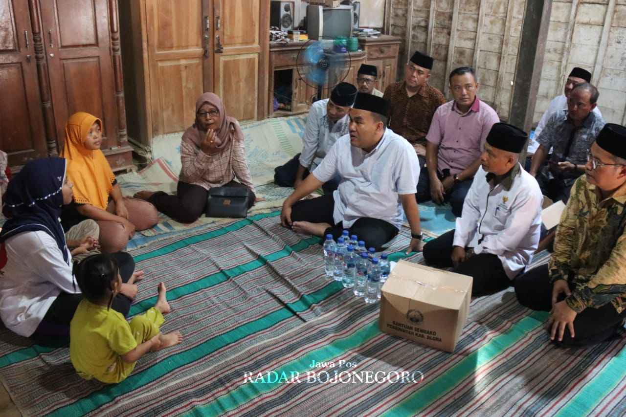 TAKZIAH: Bupati Blora Arief Rohman didampingi pihak RS PKU Muhammadiyah, Pimpinan Daerah (PD) Muhammadiyah Blora Syarifudin, dan jajaran Forkompimda takziah ke satu per satu rumah duka. (ISTIMEWA/RADA