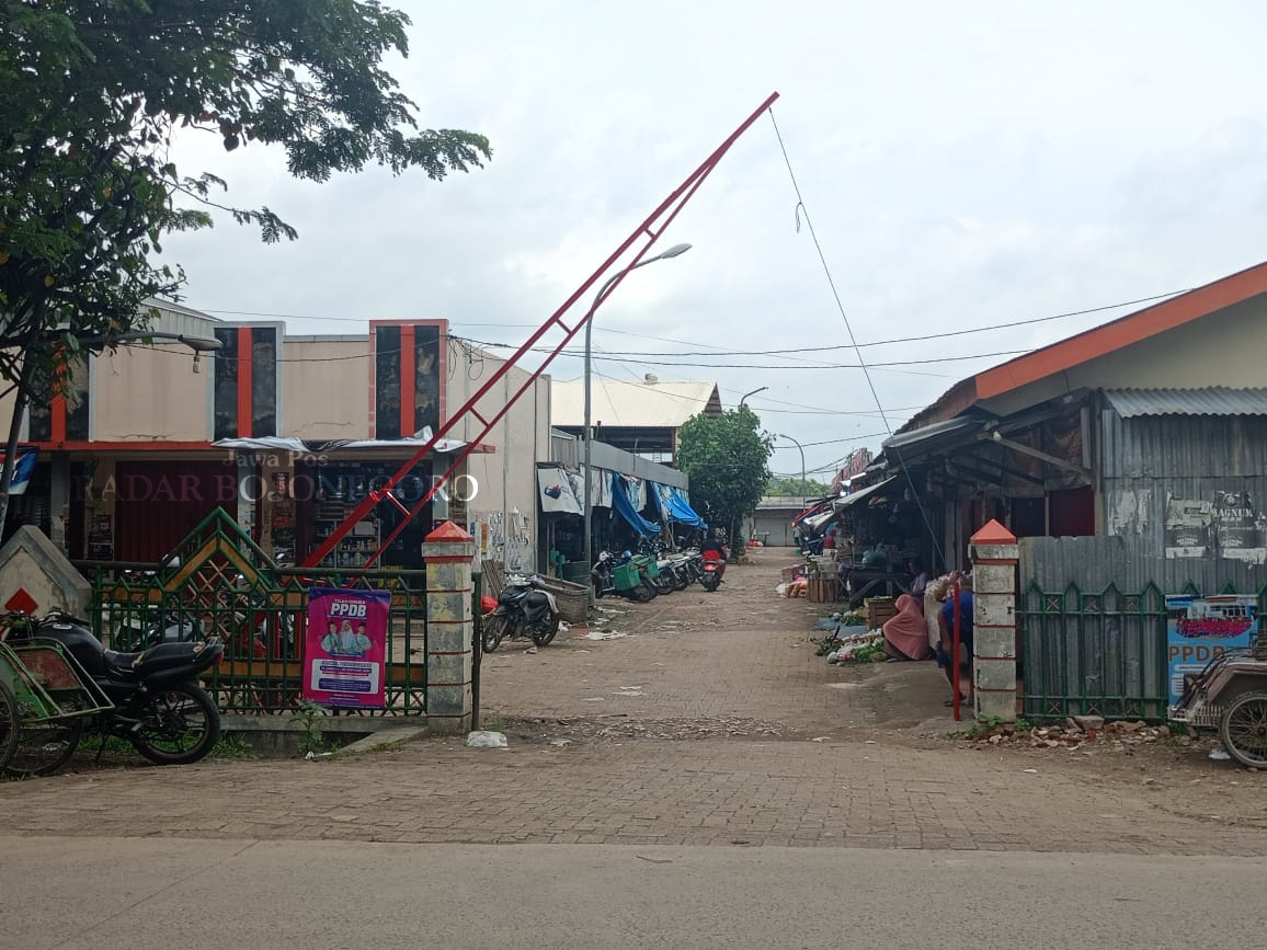 PARKIR: Sistem parkir portal di Pasar Wulung Kecamatan Randublatung menjadi polemik. Sebab, pedagang merasa khawatir pengunjung pasar akan sepi. (M. LUKMAN HAKIM/RADAR BOJONEGORO)