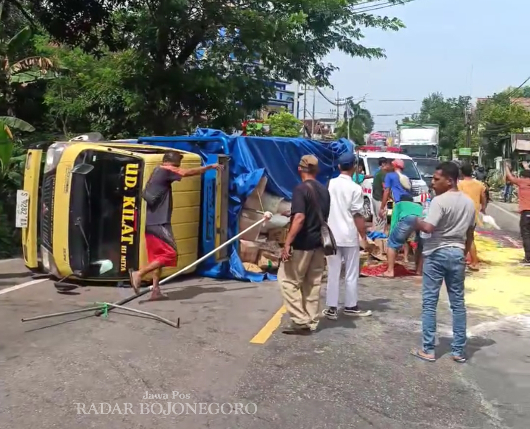LAKA TRUK: Dalam sehari terjadi dua laka di Kecamatan Baureno. Satu korban meninggal dunia di lokasi kejadian. (DHANI WAHYU ALFIANSYAH/RADAR BOJONEGORO)