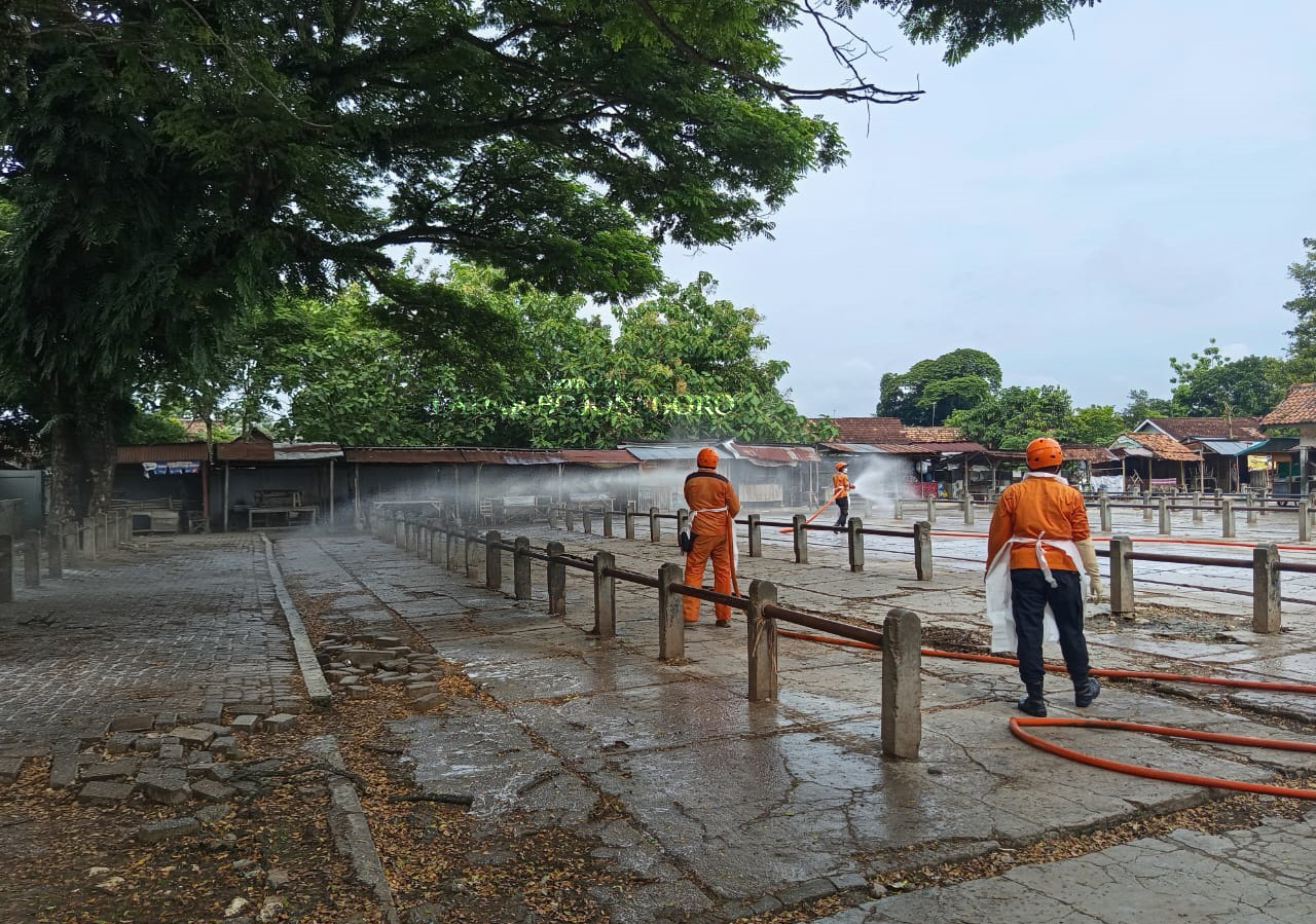 DISINFEKTAN: Sterilisasi penyemprotan disinfektan ketika pasar hewan di Blora ditutup pada Januari lalu. (M. LUKMAN HAKIM/RADAR BOJONEGORO)