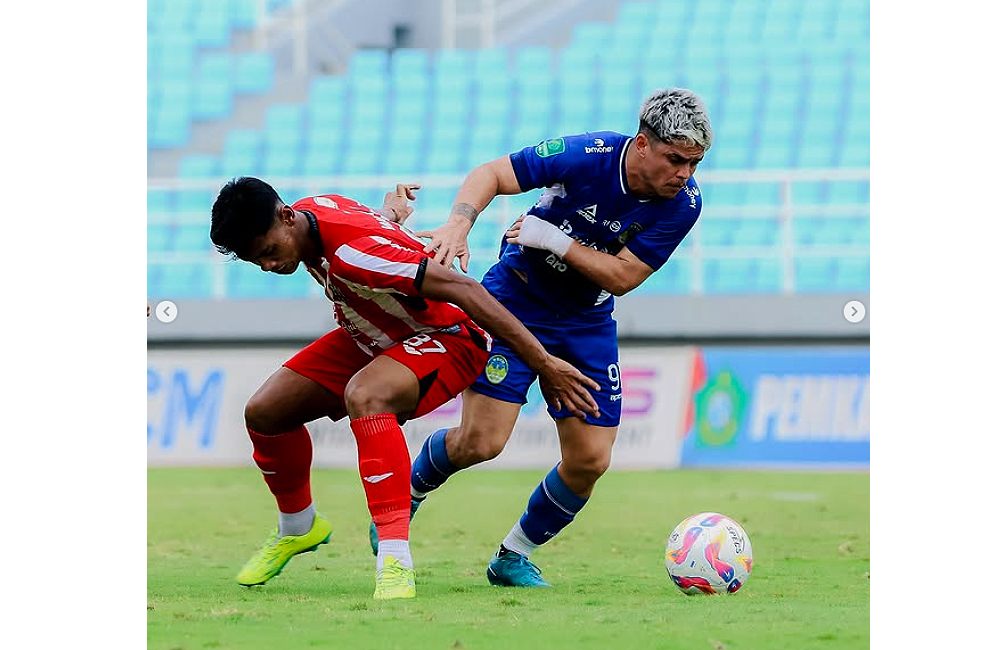 Rafael R. berduel merebutkan bola dengan pemain Deltras FC, Selasa (12/2).