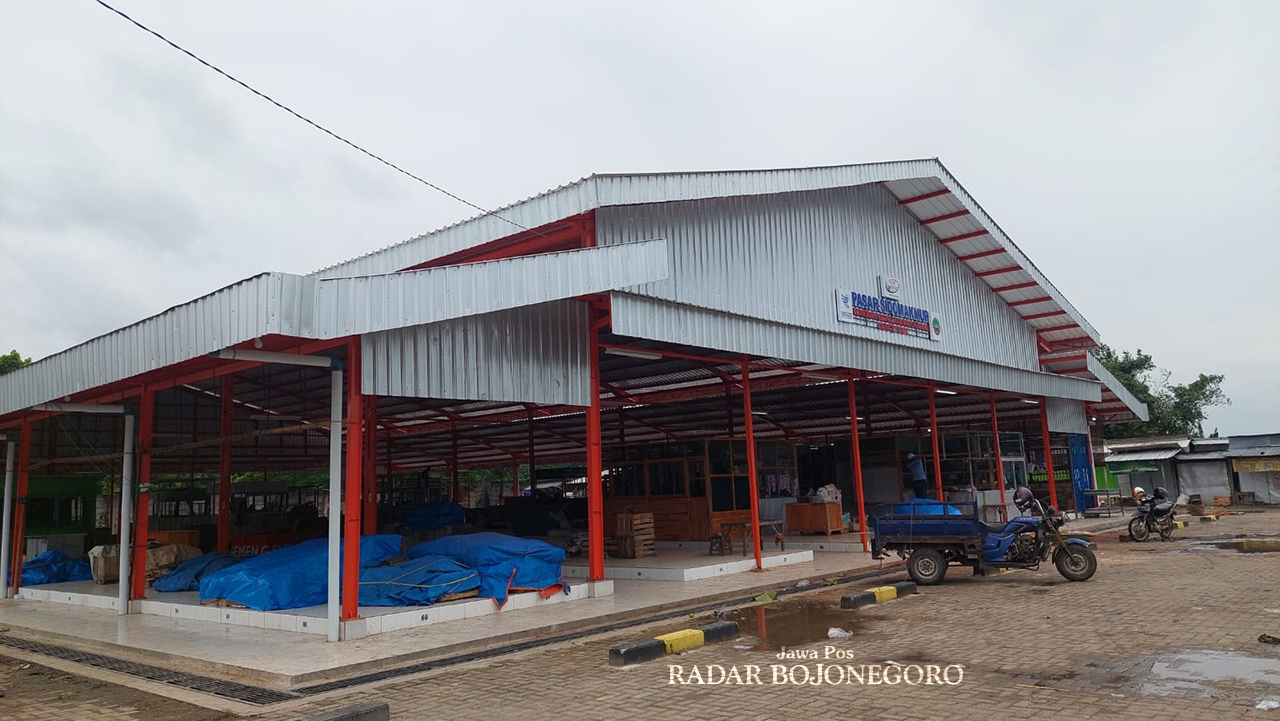 PENDAPATAN ASLI DAERAH: Target retribusi sektor pasar daerah tahun ini dipasang Rp 9,5 miliar untuk berkontribusi pada pendapatan asli daerah (PAD) Blora. (M. LUKMAN HAKIM/RADAR BOJONEGORO)