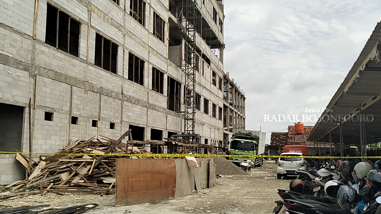 KECELAKAAN: TKP kecelakan kerja proyek pembangunan gedung RS PKU Muhammadiyah Blora telah dipasang garis polisi. (RAHUL OSCARRA DUTA/RADAR BOJONEGORO)