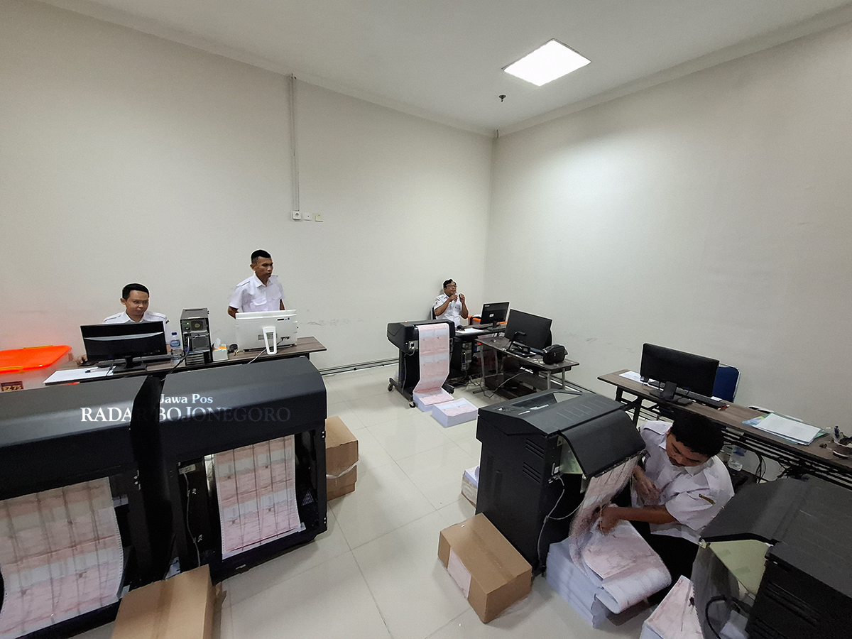 PAJAK BUMI BANGUNAN: Pegawai Bapenda Bojonegoro sedang proses mencetak 760.071 SPPT PBB P2 yang akan didistribusikan bulan ini kepada wajib pajak. (DEWI SAFITRI/RADAR BOJONEGORO)
