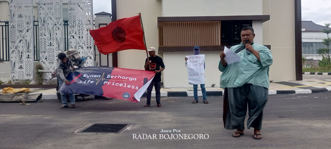 UNJUK RASA: Serikat Buruh Konstruksi Indonesia (SBKI) Bojonegoro berunjuk rasa di depan DPRD Bojonegoro mendesak adanya Perda Perlindungan Pekerja Konstruksi. (YANA DWI KURNIYA WATI/RADAR BOJONEGORO)
