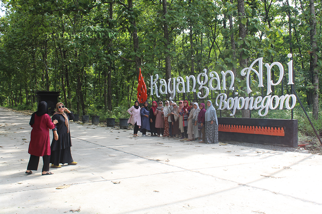 WISATA: Rombongan wisatawan dari Kabupaten Magetan mengunjungi Wisata Kayangan Api turut Kecamatan Ngasem. (DHANI WAHYU ALFIANSYAH/RADAR BOJONEGORO)