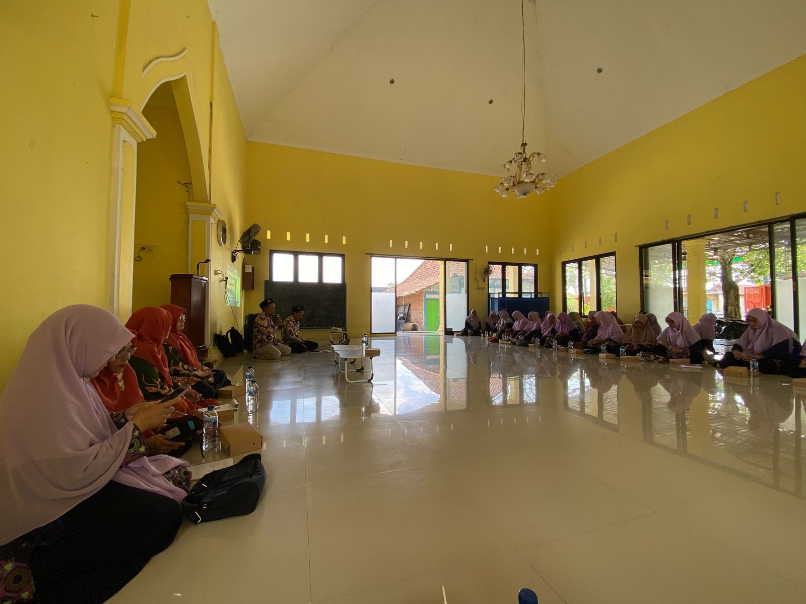 ARISAN: Kelompok emak-emak Bojonegoro saat berkumpul dalam kegiatan arisan dan sedekah sampah di Desa Klepek, Kecamatan Sukosewu, Minggu (16/2).