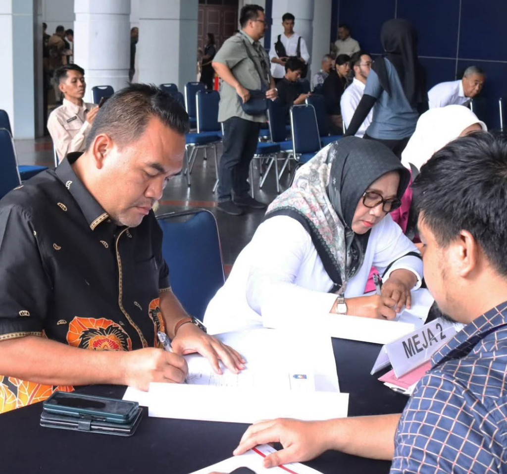 TES KESEHATAN : Arief Rohman dan Sri Setyorini melakukan tes kesehatan bersama kepala daerah terpilih lainnya. (ISTIMEWA/RADAR BOJONEGORO)