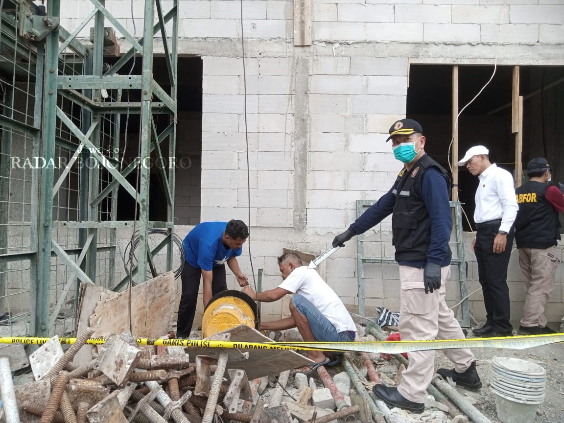 PEMERIKSAAN : Petugas Disnakertrans Provinsi Jateng saat melakukan pemeriksaan di lokasi kecelakaan kerja RS PKU Muhamamdiyah Blora. (RAHUL OSCARRA DUTA/RADAR BOJONEGORO)