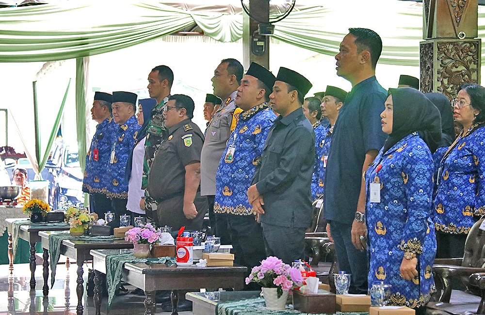 PERPISAHAN: Acara perpisahan Eks Wabup Blora Tri Yuli Setyowati (paling kanan) di Pendapa Rumah Dinas Bupati Blora kemarin (17/2).