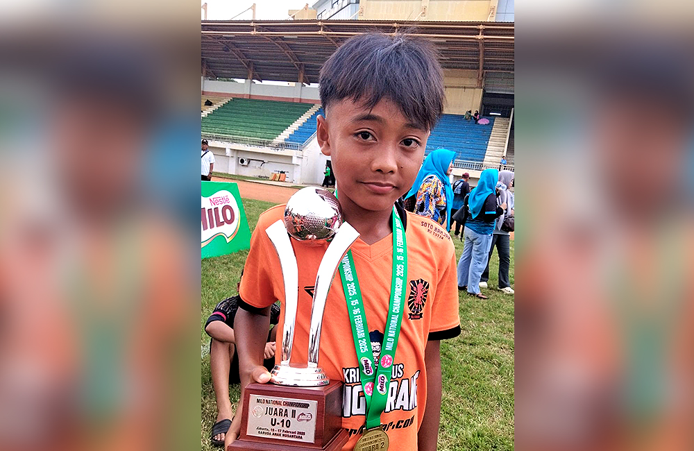 BERBAKAT: Naufal Abid Fadhlurrohman, salah satu atlet sepak bola junior sedang menjukkan piala usai menjuarai salah satu pertandingan.